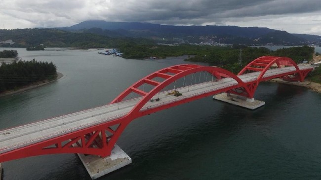 Jenazah Respi Mulia, pemuda yang jatuh saat melakukan swafoto di luar Jembatan Youtefa, Jayapura, Papua berhasil ditemukan oleh tim SAR gabungan, Minggu.