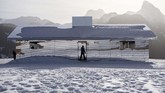 FOTO: Kabin Cermin di Swiss Seniman asal Amerika, Doug Aitken, membangun rumah bertembok kaca di area bersalju Gstaad.