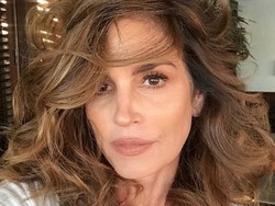 Cindy Crawford Menolak Dipuji Awet Muda: Saya Wanita Usia 50-an