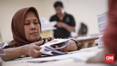 FOTO : Kerja Keras Selesaikan Target Lipat Surat Suara Pemilu Puluhan orang menempati posnya masing-masing di GOR Pancoran untuk melipat surat suara khusus Dapil DKI Jakarta 2 untuk Pemilihan Legislatif di Pemilu 2019.