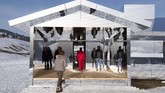 FOTO: Kabin Cermin di Swiss Seniman asal Amerika, Doug Aitken, membangun rumah bertembok kaca di area bersalju Gstaad.