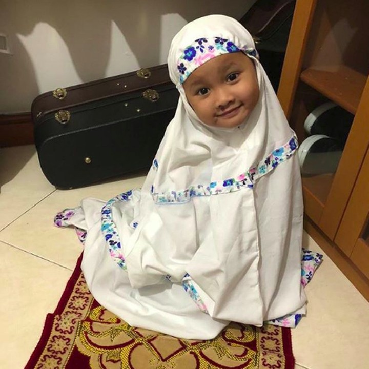 <p>Rajin salat ya Starla, semoga jadi anak soleha, Nak. (Foto: Instagram/virgoun_)</p>