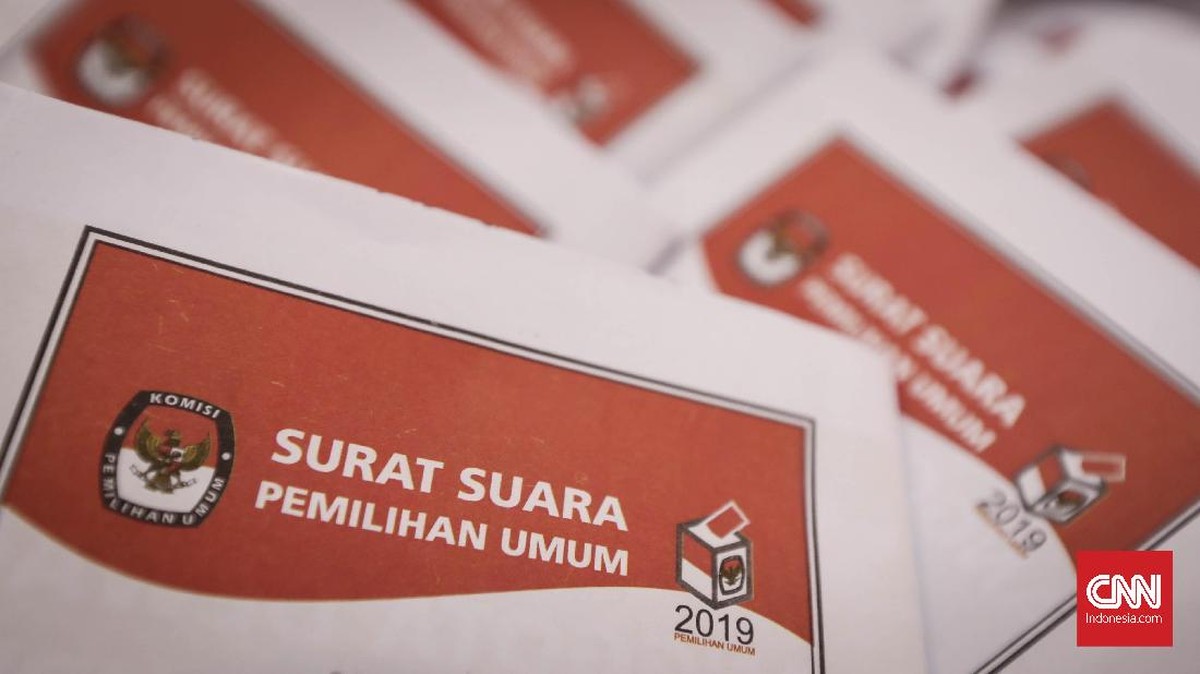 FOTO : Kerja Keras Selesaikan Target Lipat Surat Suara Pemilu