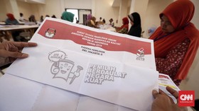 FOTO : Kerja Keras Selesaikan Target Lipat Surat Suara Pemilu