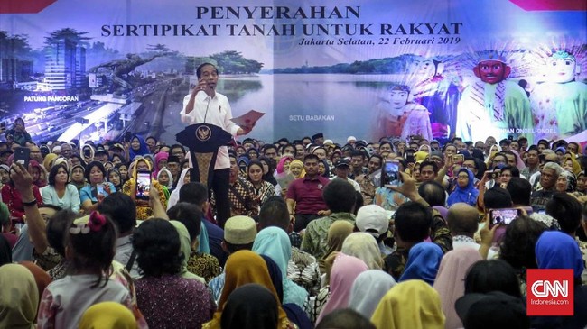 Sekjen PDIP mengatakan Jokowi memegang kredo atau satu keyakinan, tanah untuk rakyat. Ini dibuktikan lewat kebijakan bagi-bagi sertifikat tanah.