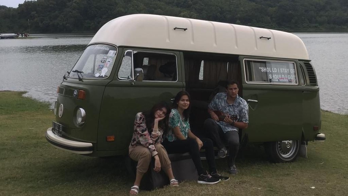 HUT ke 13&comma; Celebrity on Vacation berkeliling Magelang dan Jogja bersama Stuart Collin serta Agatha Valerie&period; Berikut cuplikan foto-foto keseruan mereka&period;