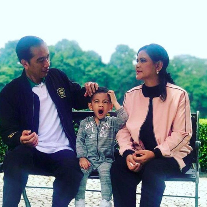 <p>Wah, ada yang ngantuk rupanya saat menemani kakek dan neneknya. (Foto: Instagram/ @janethes_story)</p>