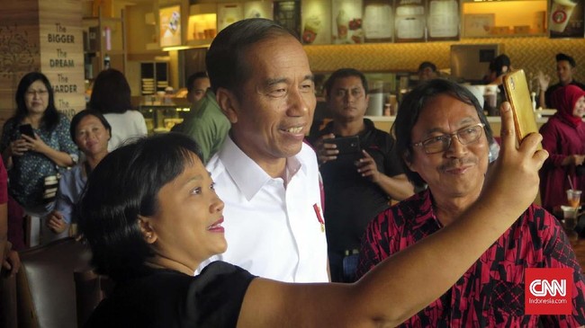 Mendengar sindiran warga Cileungsi Bogor, Jokowi mengatakan ia tak boleh memberikan sepeda lagi karena menjelang pemilihan presiden (Pilpres) 2019.