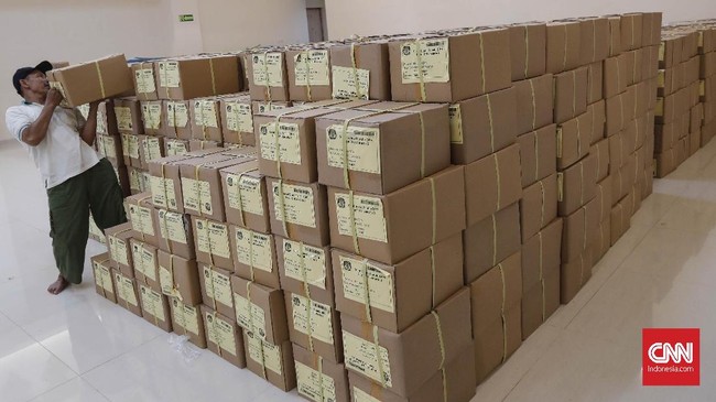 FOTO : Kerja Keras Selesaikan Target Lipat Surat Suara Pemilu