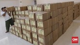 FOTO : Kerja Keras Selesaikan Target Lipat Surat Suara Pemilu Puluhan orang menempati posnya masing-masing di GOR Pancoran untuk melipat surat suara khusus Dapil DKI Jakarta 2 untuk Pemilihan Legislatif di Pemilu 2019.