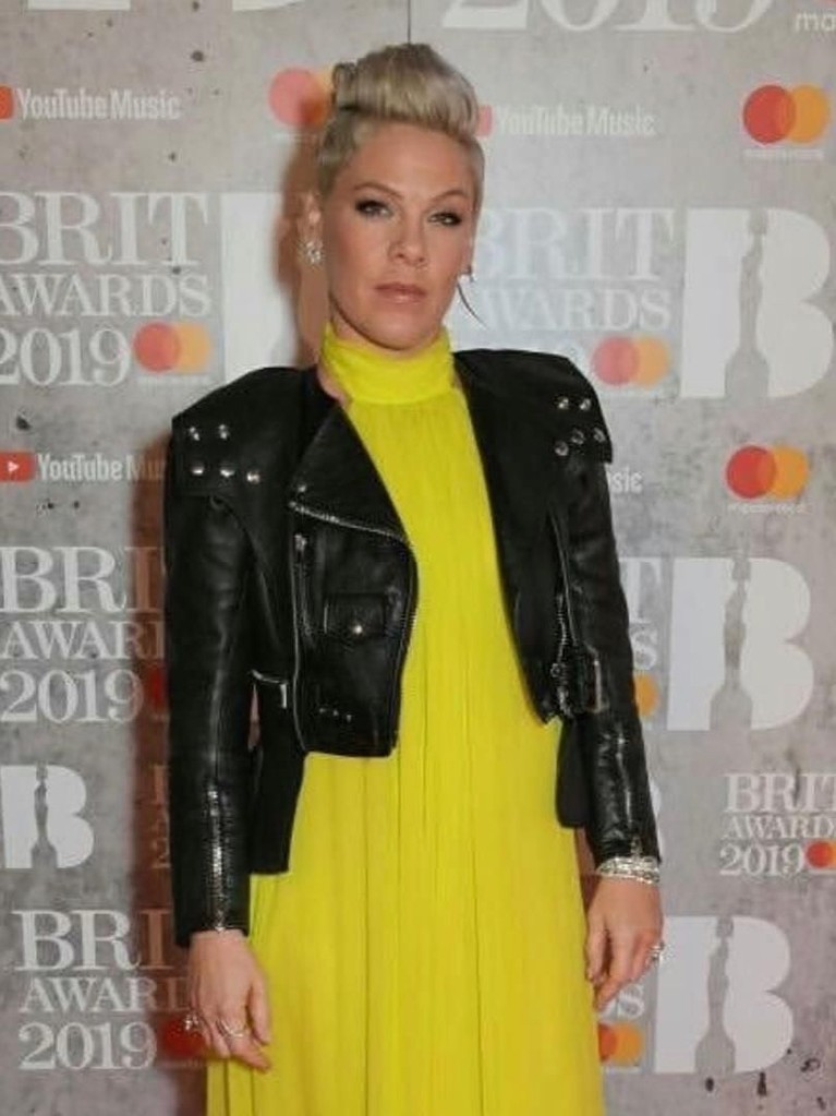 6 Pakaian Selebriti Terbaik Brit Awards 2019 Berlangsung meriah, siapa aja sih seleb yang tampil dengan pakaian terbaik di Brit Awards 2019? Berikut Insertlive sajikan seperti yang dilansir Vanity Fair.