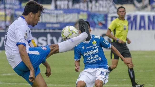 Arema FC unggul 2-0 atas Bhayangkara FC hingga akhir babak pertama perempat final Piala Presiden 2019 di Stadion Patriot Candrabhaga, Bekasi, Sabtu (30/3).