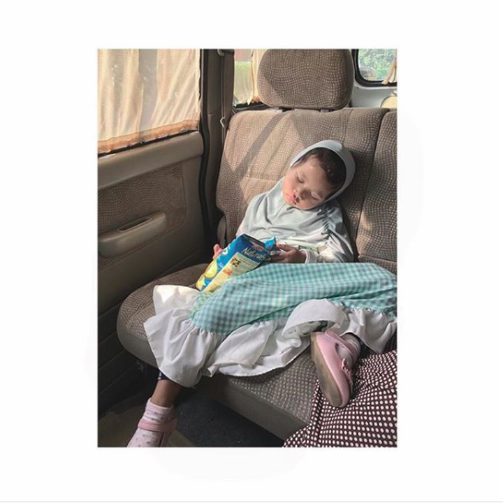 <p>Starla lucu banget sih, tidur sambil makan. Atau makan sambil tidur nih? Hi-hi-hi, ada-ada aja tingkah Starla. (Foto: Instagram/mommy_starla)</p>