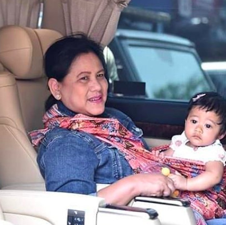 <p>Lihat, anak Kahiyang Ayu, Sedah Mirah anteng banget berada di gendongan Mbah Ana. (Foto: Instagram/ @janethesfans)</p>