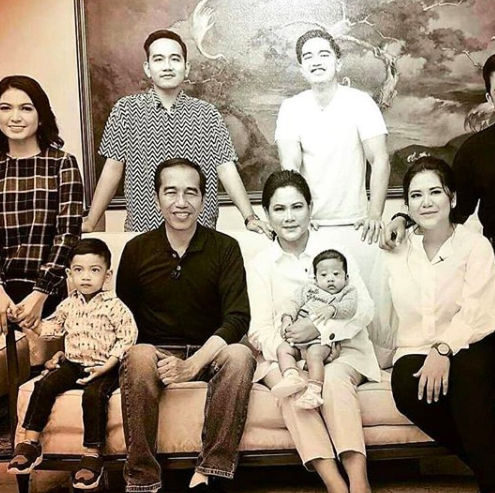<p>Saat foto sekeluarga pun, Mbah Ana yang kebagian jatah memangku Sedah Mirah. He-he-he. (Foto: Instagram/ @janethes_story)  </p>