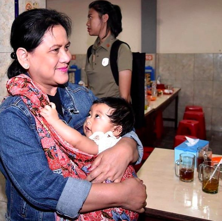 <p>Kata Jokowi, Sedah Mirah nyaman sekali berada dalam buaian sang nenek. (Foto: Instagram/ @jokowi)</p>