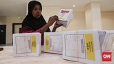 FOTO : Kerja Keras Selesaikan Target Lipat Surat Suara Pemilu Puluhan orang menempati posnya masing-masing di GOR Pancoran untuk melipat surat suara khusus Dapil DKI Jakarta 2 untuk Pemilihan Legislatif di Pemilu 2019.