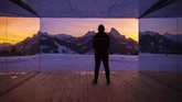 FOTO: Kabin Cermin di Swiss Seniman asal Amerika, Doug Aitken, membangun rumah bertembok kaca di area bersalju Gstaad.