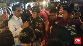 Ke Pasar Minggu, Jokowi Beli Kedondong dan Cek Harga Sembako