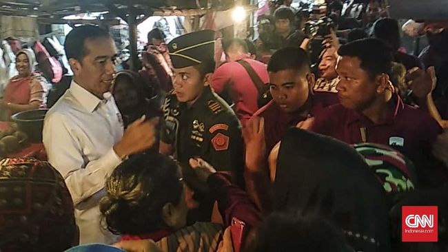 Ke Pasar Minggu, Jokowi Beli Kedondong dan Cek Harga Sembako Berkunjung ke Pasar Minggu, Jokowi membeli beberapa komoditas, di antaranya kedondong, dua ekor ayam, jeruk peras, jeruk nipis hingga ikan gabus.