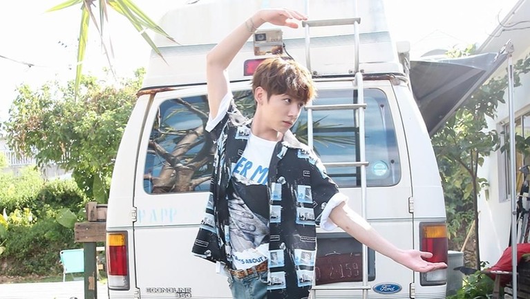 Gaya maknae atau member termuda BTS dan EXO, Jungkook dan Sehun, selalu sukses membuat penggemar mereka meleleh. Namun, siapa yang paling keren?