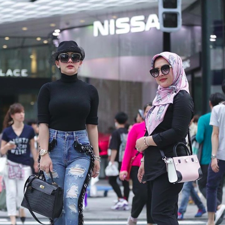 <p>Dari belakang panggung sampai belanja pun kompak nih, he-he-he. (Foto: Instagram @syh55)</p>