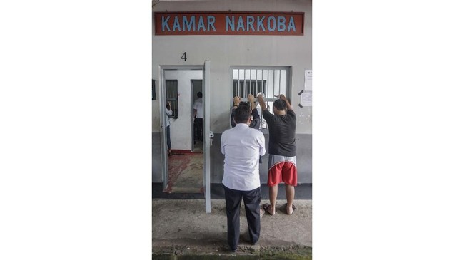 Kericuhan terjadi di Lembaga Pemasyarakatan (Lapas) Narkoba Kabupaten Langkat, Sumatera Utara. Ratusan narapidana mengamuk dan merusak bangunan lapas.