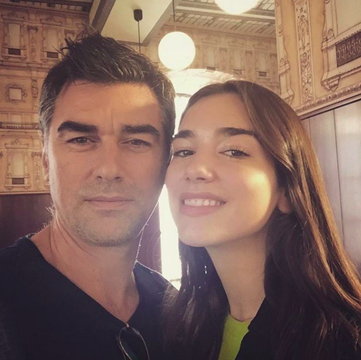 <p>Dua Lipa wefie dengan sang ayah. Lebih mirip seperti adik dan kakak ya, Bun? (Foto: Instagram @dukagjinlipa)</p>
