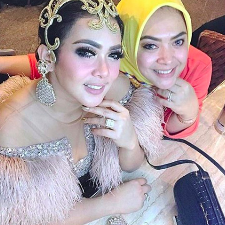 <p>Foto di belakang panggung. Semoga selalu kompak dan rukun ya. (Foto: Instagram @syh55)</p>