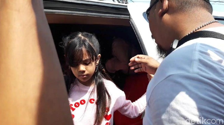 Bikin teharu, Bun. Kunjungan pertama Safeea Ahmad ke rutan langsung disambut dengan pelukan oleh sang ayah, Ahmad Dhani.