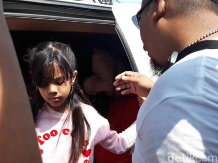 Peluk Hangat Ahmad Dhani Saat Safeea Menjenguk Pertama Kalinya