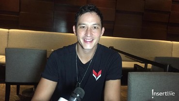 img-title Mike Lewis Jadi Tentara di 'Foxtrot Six', Anak Bangga