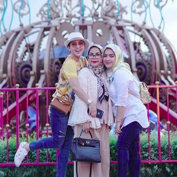 <p>Bersama sang bunda, Syahrini dan Aisyahrini kompak berbusana dengan nuansa warna kuning. (Foto: Instagram @syh55)</p>