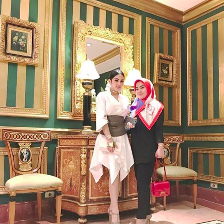 <p><a href="https://hot.detik.com/celeb/d-4440468/syahrini-masih-blokir-instagramnya-nikita-mirzani-yang-penting-jangan-sama-allah" target="_blank">Aisyahrani</a> selalu mengidolakan sosok kakaknya yang pekerja keras. (Foto: Instagram @syh55)</p>