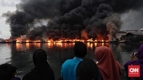 FOTO: Insiden Kapal Terbakar di Pelabuhan Muara Baru
