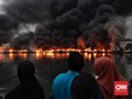 FOTO: Insiden Kapal Terbakar di Pelabuhan Muara Baru