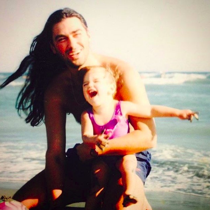 <p>Throwback saat Dua Lipa masih balita diajak ayahnya ke pantai. Sampai sekarang, mereka masih sering foto berdua, lho. (Foto: Instagram @dukagjinlipa)</p>