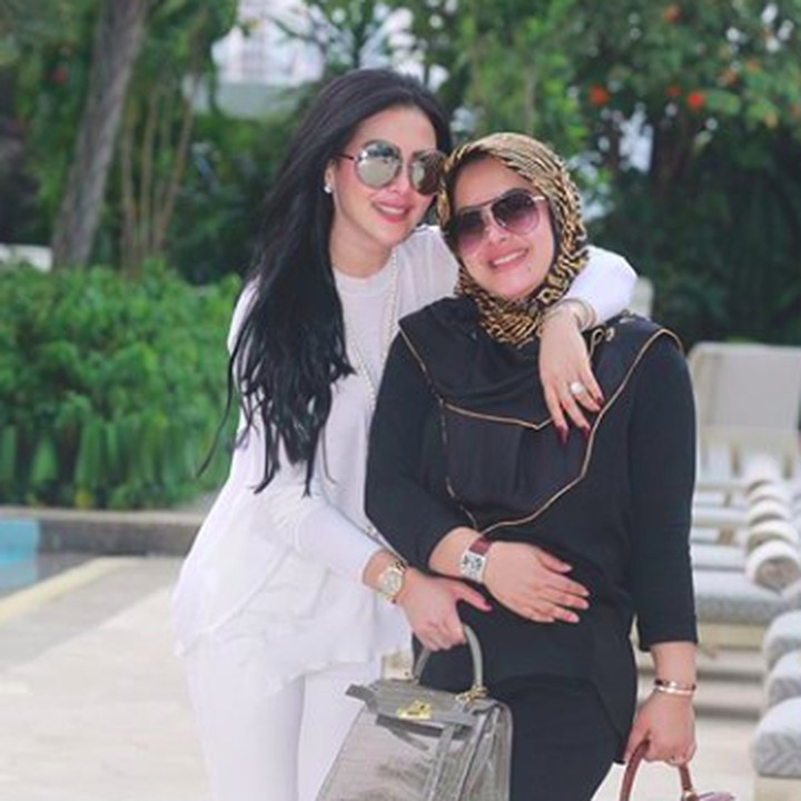 <p>Aisyahrani adalah manajer sang kakak. Enggak heran di setiap acara pasti si adik selalu menemani Syahrini. (Foto: Instagram @syh55)</p>