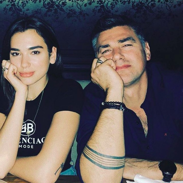 <p>Berpose kembar dengan si ayah. Semoga kariernya terus gemilang <a href="https://hot.detik.com/celeb/d-4440342/si-seksi-dua-lipa-krisdayanti-hingga-persiapan-jelang-oscar-2019" target="_blank">Dua Lipa</a>. (Foto: Instagram @dukagjinlipa)</p>