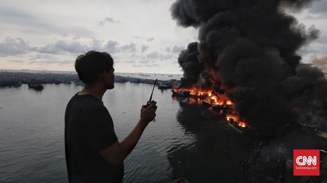 Puluhan kapal nelayan terbakar saat bersandar di Pelabuhan Nizam Zachman Muara Baru, Jakarta. Sabtu, 23 Februari 2019. (CNN Indonesia/Adhi Wicaksono)