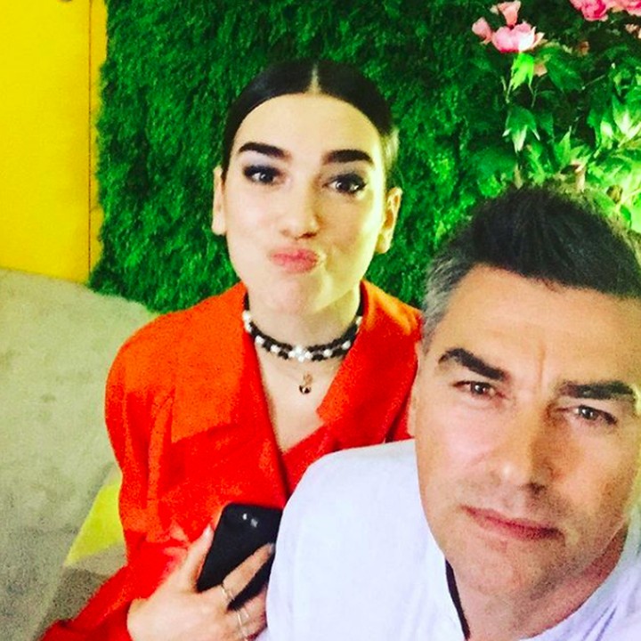 <p>Enggak jarang sang ayah menemani Dua Lipa di belakang panggung. Sweet! (Foto: Instagram @dukagjinlipa)</p>