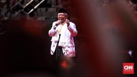 Beradu Manis Sikap Kiai Ma'ruf dan Santri Sandiaga