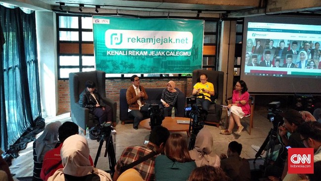 Sejumlah lembaga membuat website berisi rekam jejak caleg pada Pemilu 2019. Inisiatif itu muncul agar pemilih tidak salah pilih caleg.