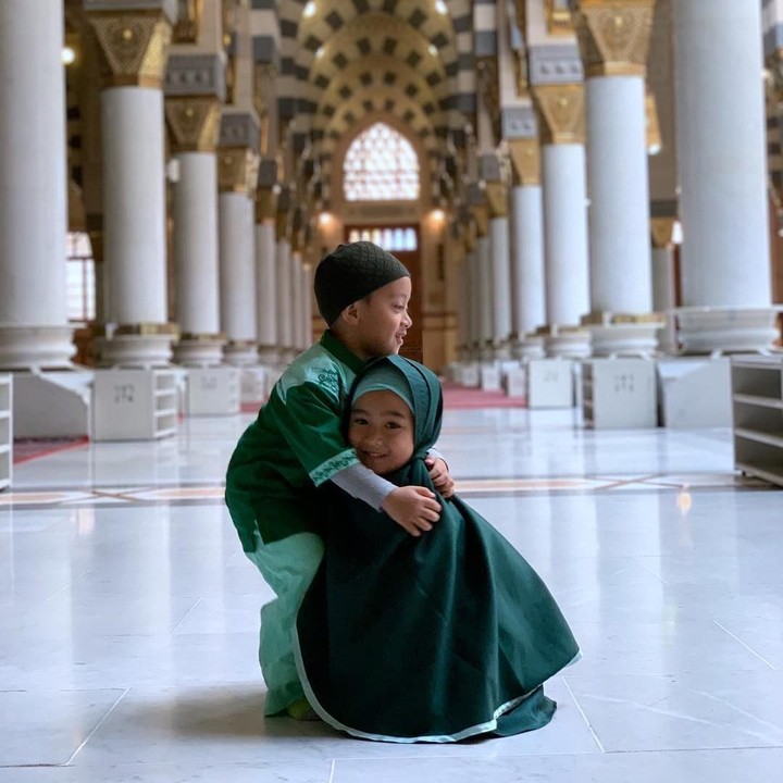 <p>Momen saat keduanya umroh. So sweet ya? (Foto: Instagram @syh55)</p>