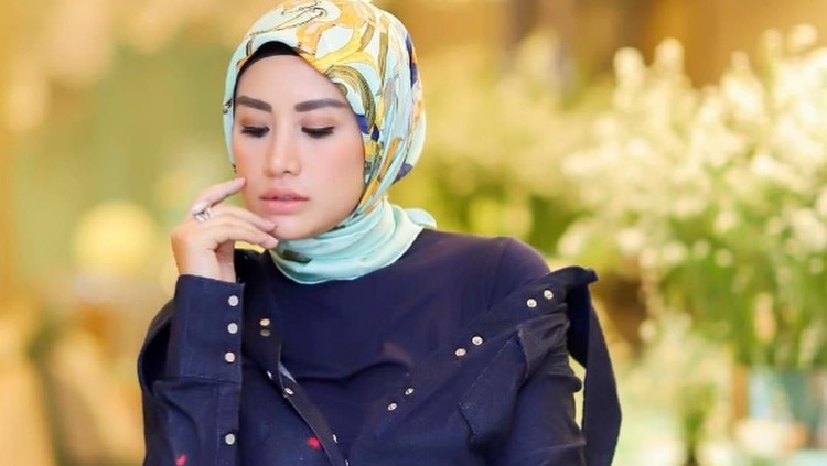 Sederetan nama artis Tanah Air terseret kasus prostitusi online. Dua artis yang dituding ikut prostitusi itu bahkan sampai digugat cerai suami.