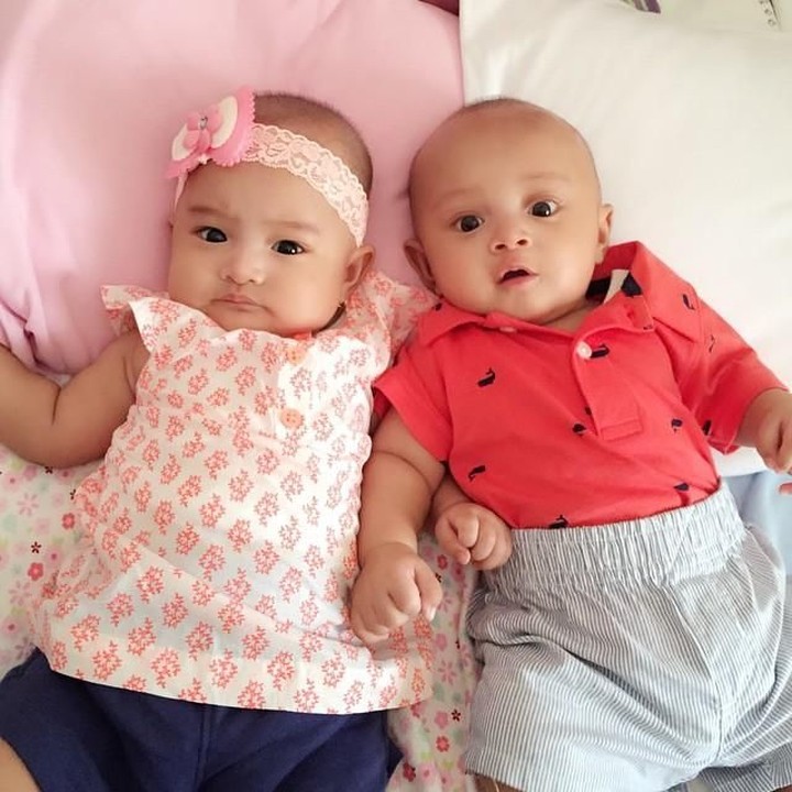 <p>Lahir pada 31 Juli 2015, bernama lengkap Raja Arkan Fattan Geovani dan Ratu Arkanaya Fatimah Geovani. Ya, si kembar anak dari adik<a href="https://www.haibunda.com/foto-lainnya/d-4310469/7-momen-hangat-syahrini-bersama-bunda-tercinta" target="_blank"> Syahrini</a>, Aisyahrani. (Foto: Instagram @syh55)</p>