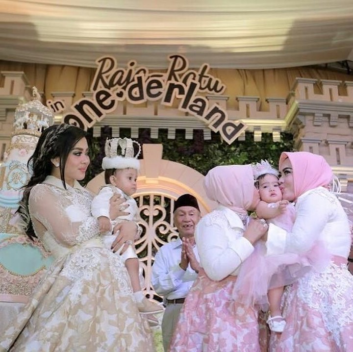 <p>Meriahnya ulang tahun pertama Raja dan Ratu yang bernuansa seperti di kerajaan. (Foto: Instagram @syh55)</p>