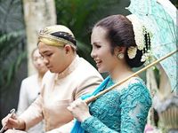 Uang Dollar di 7 Bulanan Momo 'Geisha' yang Bikin Salfok Uang Dollar di 7 Bulanan Momo 'Geisha' yang Bikin Salfok