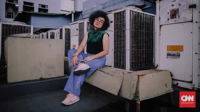 Nama Dhira Bongs yang tadinya dikenal hanya di kalangan tertentu, mendadak mencuat ke permukaan ketika ia mendapat kesempatan tampil di festival SXSW 2019.