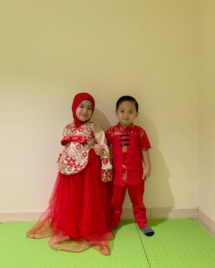 9 Gaya Imut nan Menggemaskan Keponakan Syahrini, Raja & Ratu